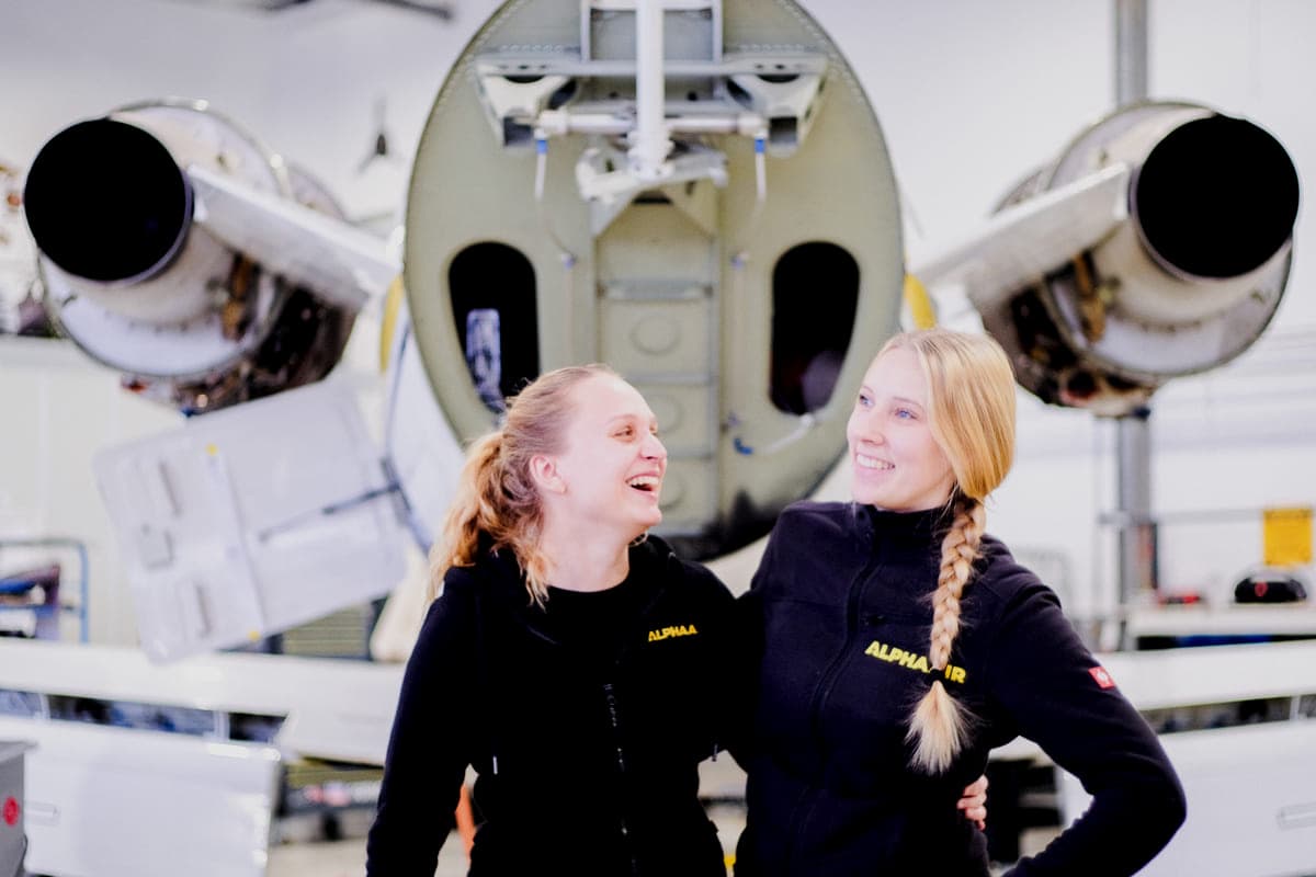 Alpha Air Mitarbeiter vor einem Flugzeug